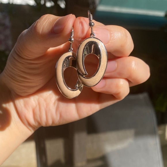 ‼️SALE‼️Vintage Monet Mother of pearl shell (shell inlay) Drop Earring - Picture 3 of 4